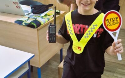 Prometni policajac kod prvašića